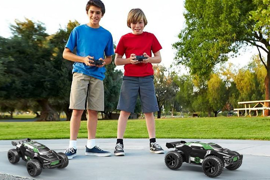 بازی با ماشین کنترلی، ایجاد حس هیجان، لذت و انگیزه در کودک را افزایش می‌دهد.