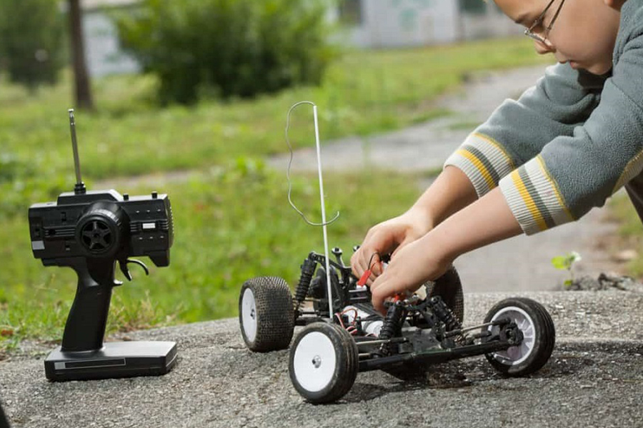 یاد دادن نحوه مراقبت از اسباب‌بازی به کودکان به آن‌ها یاد می‌دهد مسئولیت‌پذیر شوند.