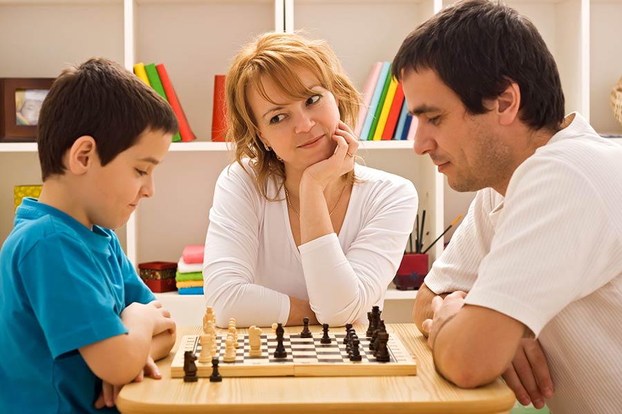 با در نظرگرفتن سلیقه و زمان یادگیری، می‌توانید بهترین بازی رومیزی برای کودکان و بزرگسالان را انتخاب کنید.