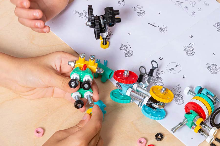 بازیهای فکری، یک کلاس آموزشی کوچک هستند که مهارتهای تفکری و تمرکزی کودک را تقویت میکنند.