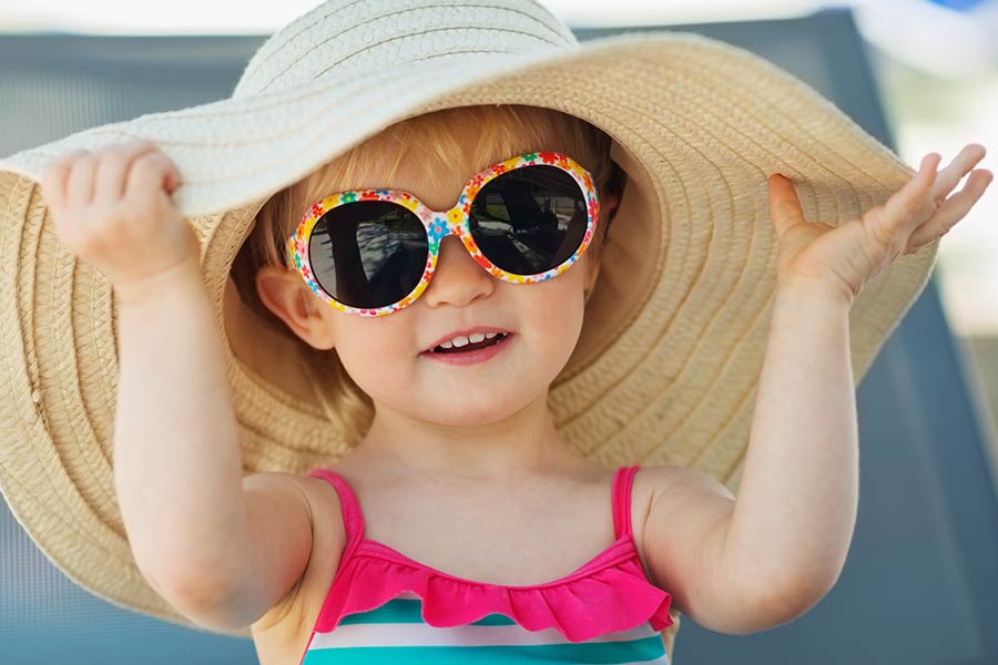 با عینکهای آفتابی کودکانه، از چشمان کودکتان محافظت کنید.