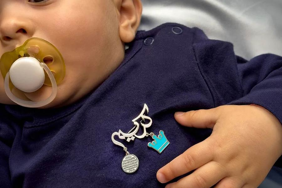 با سنجاق سینههای خاص هر لباسی رو دوستداشتنیتر کنید.