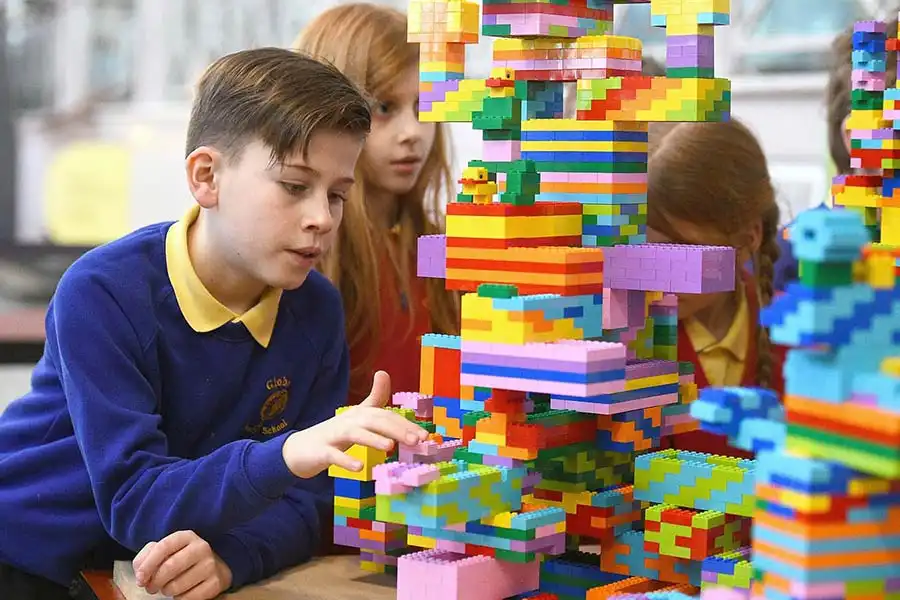 بازی گروهی با لگو همکاری و ارتباط با دیگران را تقویت میکند.
