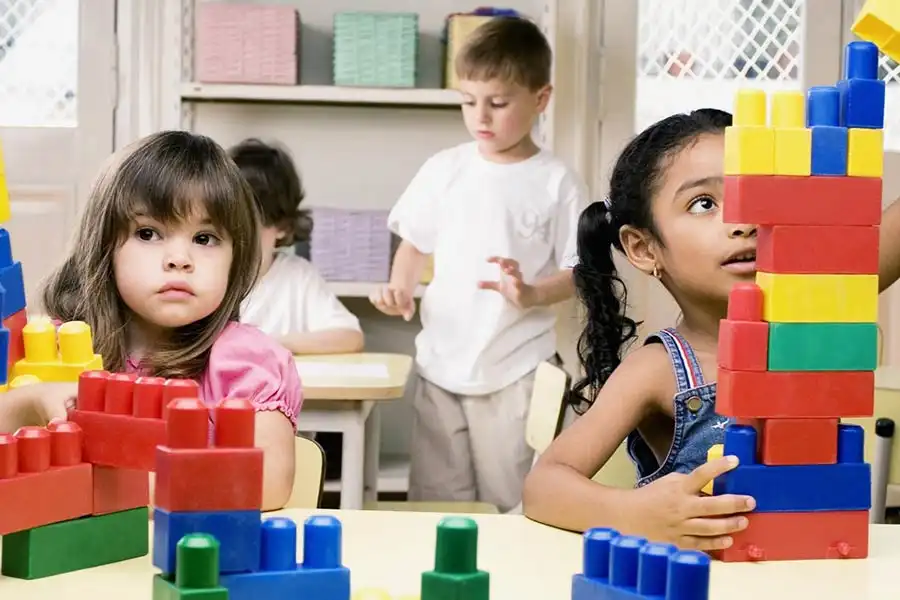 انتخاب لگو با تم مناسب، انگیزه کودک را برای بازی افزایش میدهد.