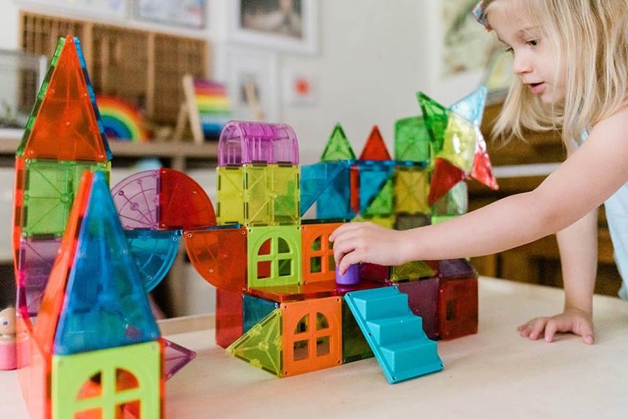 بازی با مگنتینگ تایلزها بهدلیل وجود قطعات کوچک و آهنرباهای قوی برای کودکان بالای ۳ سال توصیه میشوند.