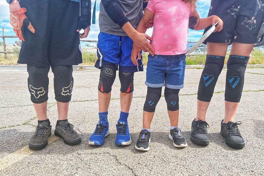 برخی از زانوبندها، بهطور خاص برای محافظت در برابر خراشیدگی در فضای باز طراحی شدهاند.