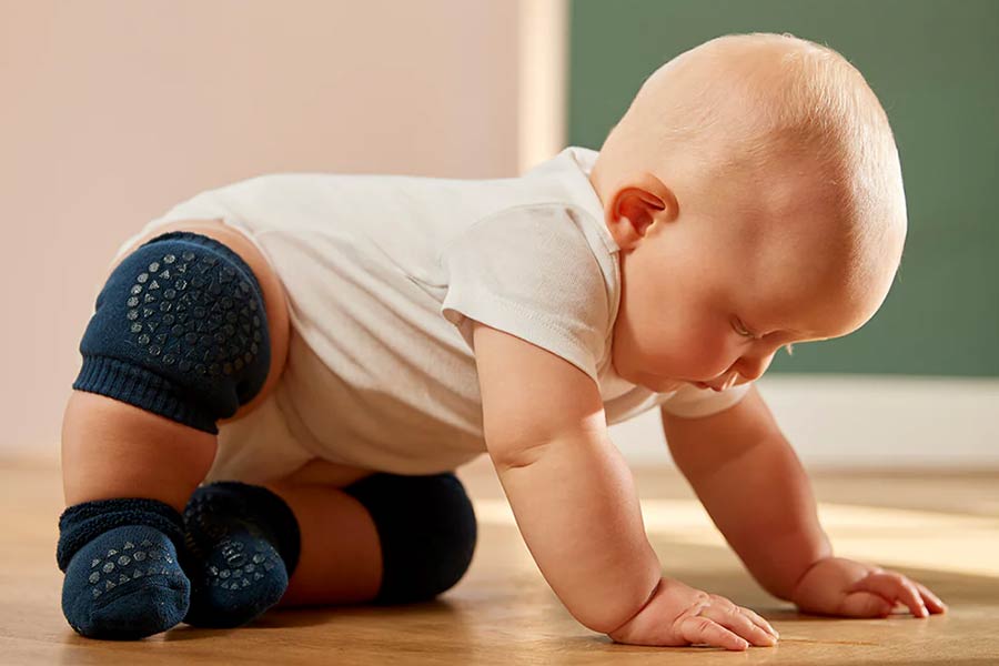 زانوبند کودک بدون ایجاد فشار، از خراشیدگی و کبودی زانو هنگام چهار دست و پا رفتن جلوگیری میکند.