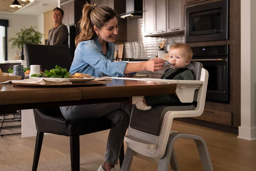 صندلی غذای استاندارد، کمک می‌کند کودک در طول وعده‌های غذایی در وضعیت صحیح، آرام و بدون خطر بنشیند.